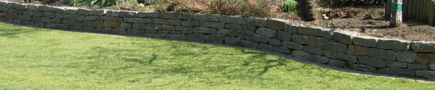 Natursteinmauer im Garten - U. Bach Gartenbau Landschaftsbau aus Troisdorf
